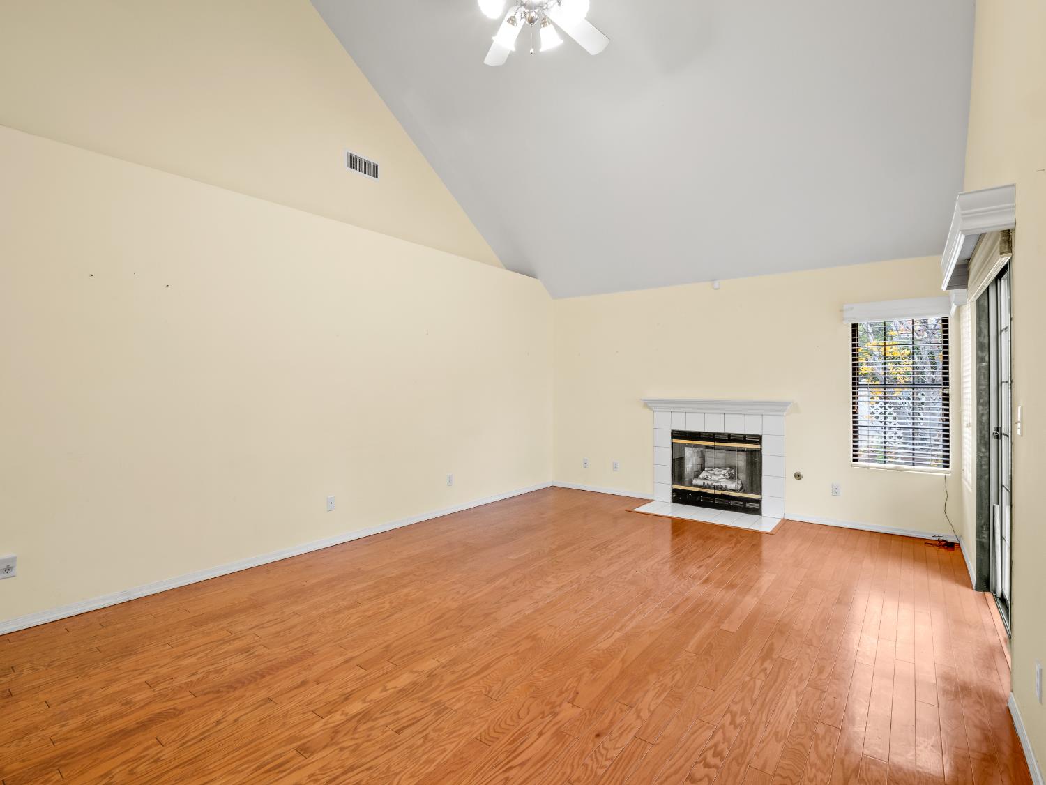 917 E Foxhill Dr, Fresno, CA 93720