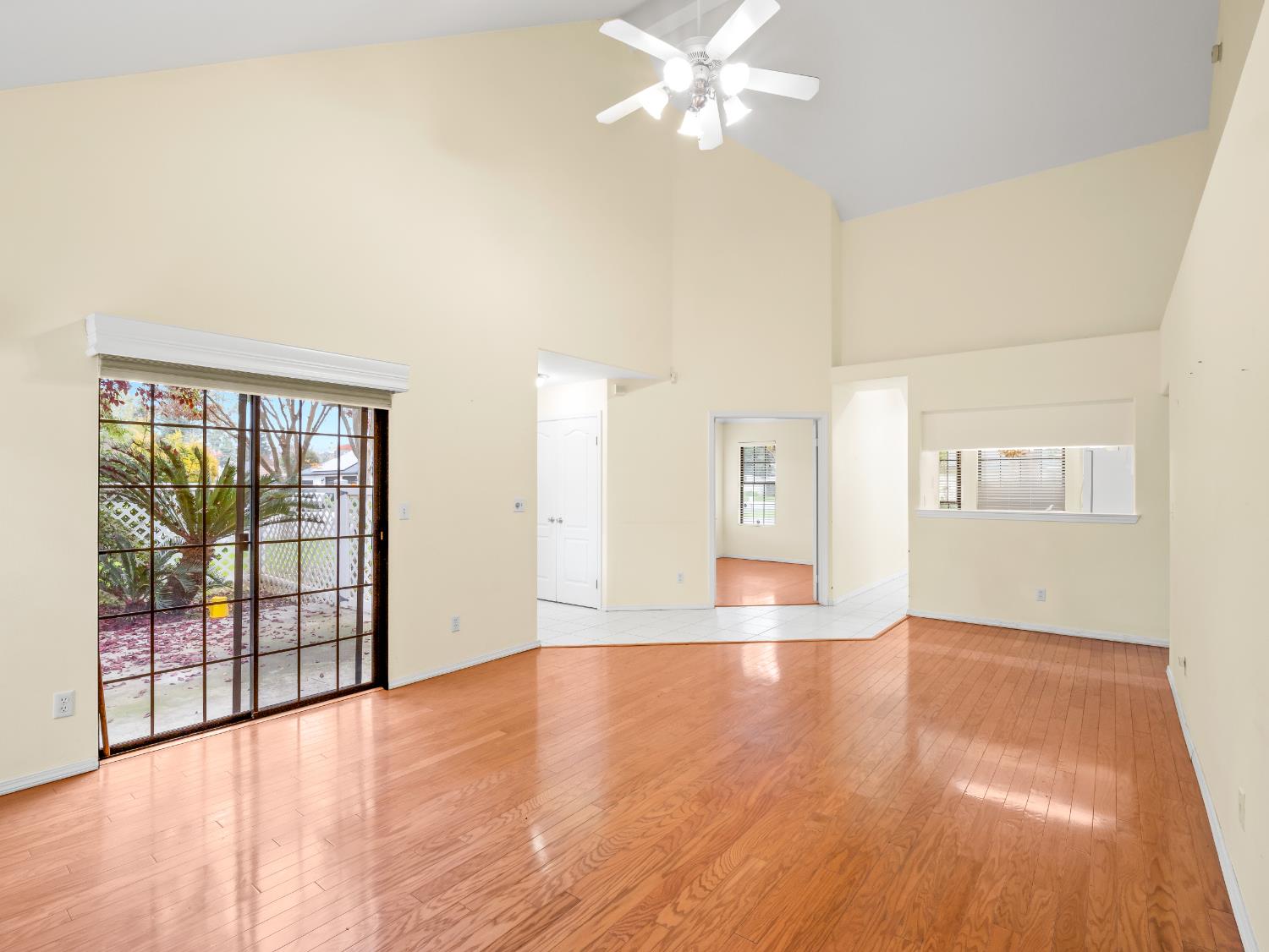 917 E Foxhill Dr, Fresno, CA 93720