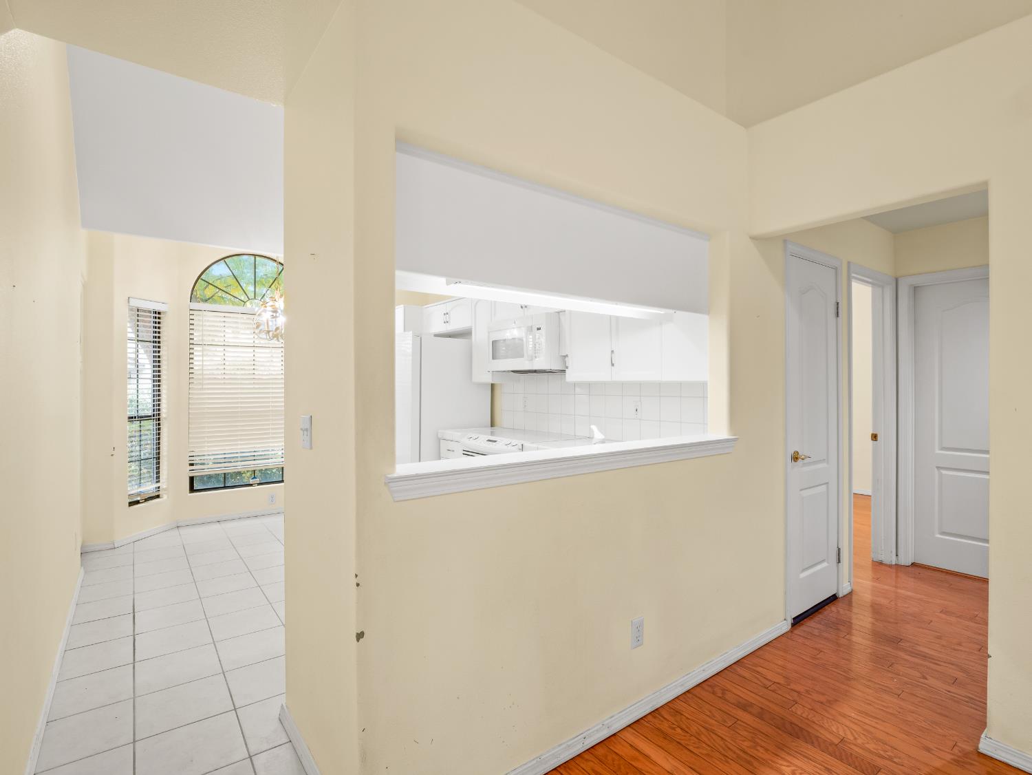 917 E Foxhill Dr, Fresno, CA 93720