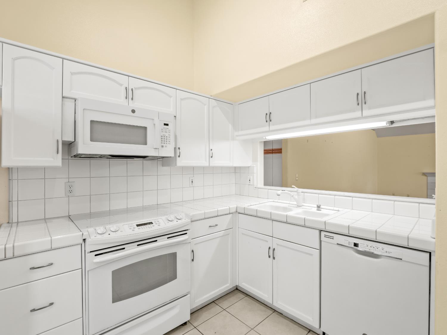 917 E Foxhill Dr, Fresno, CA 93720