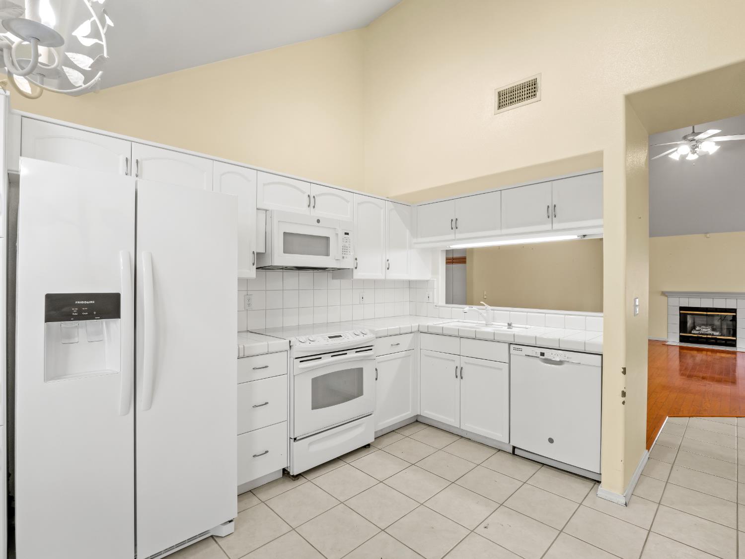 917 E Foxhill Dr, Fresno, CA 93720