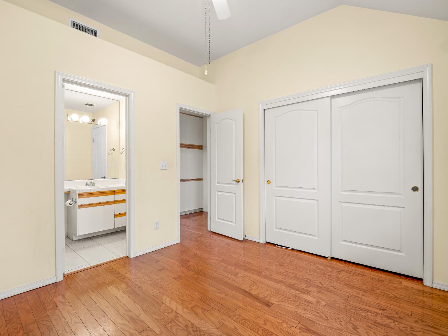 917 E Foxhill Dr, Fresno, CA 93720