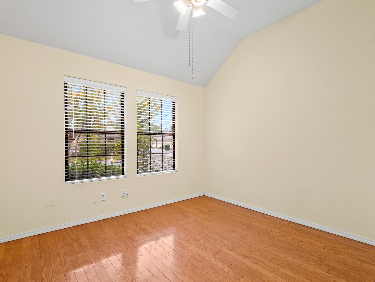 917 E Foxhill Dr, Fresno, CA 93720