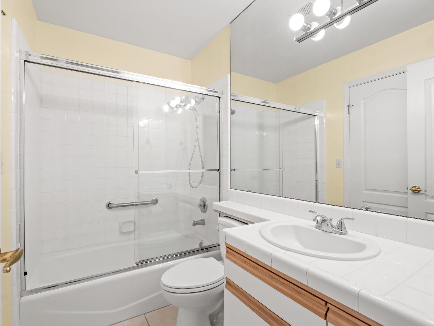 917 E Foxhill Dr, Fresno, CA 93720