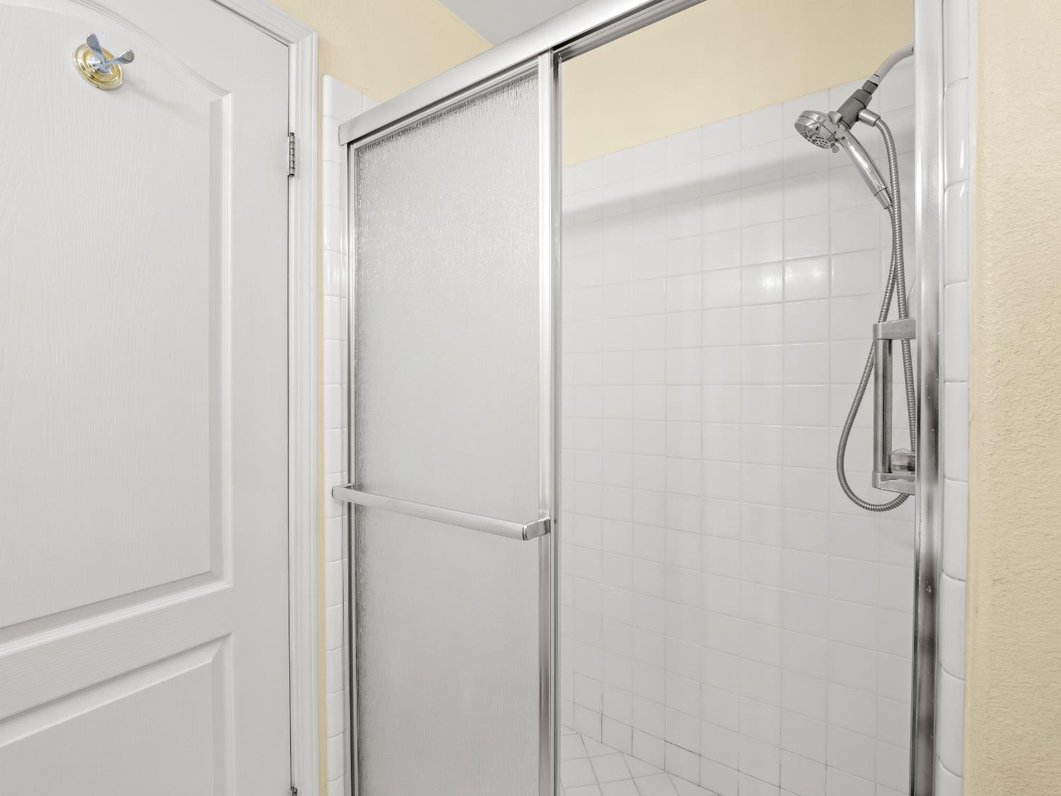 917 E Foxhill Dr, Fresno, CA 93720