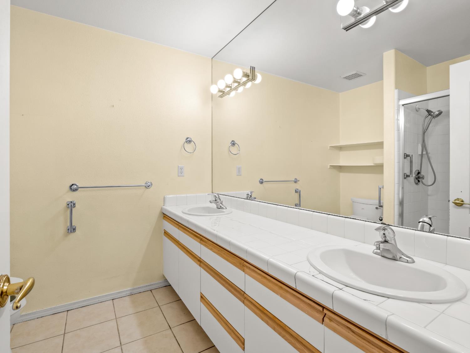 917 E Foxhill Dr, Fresno, CA 93720