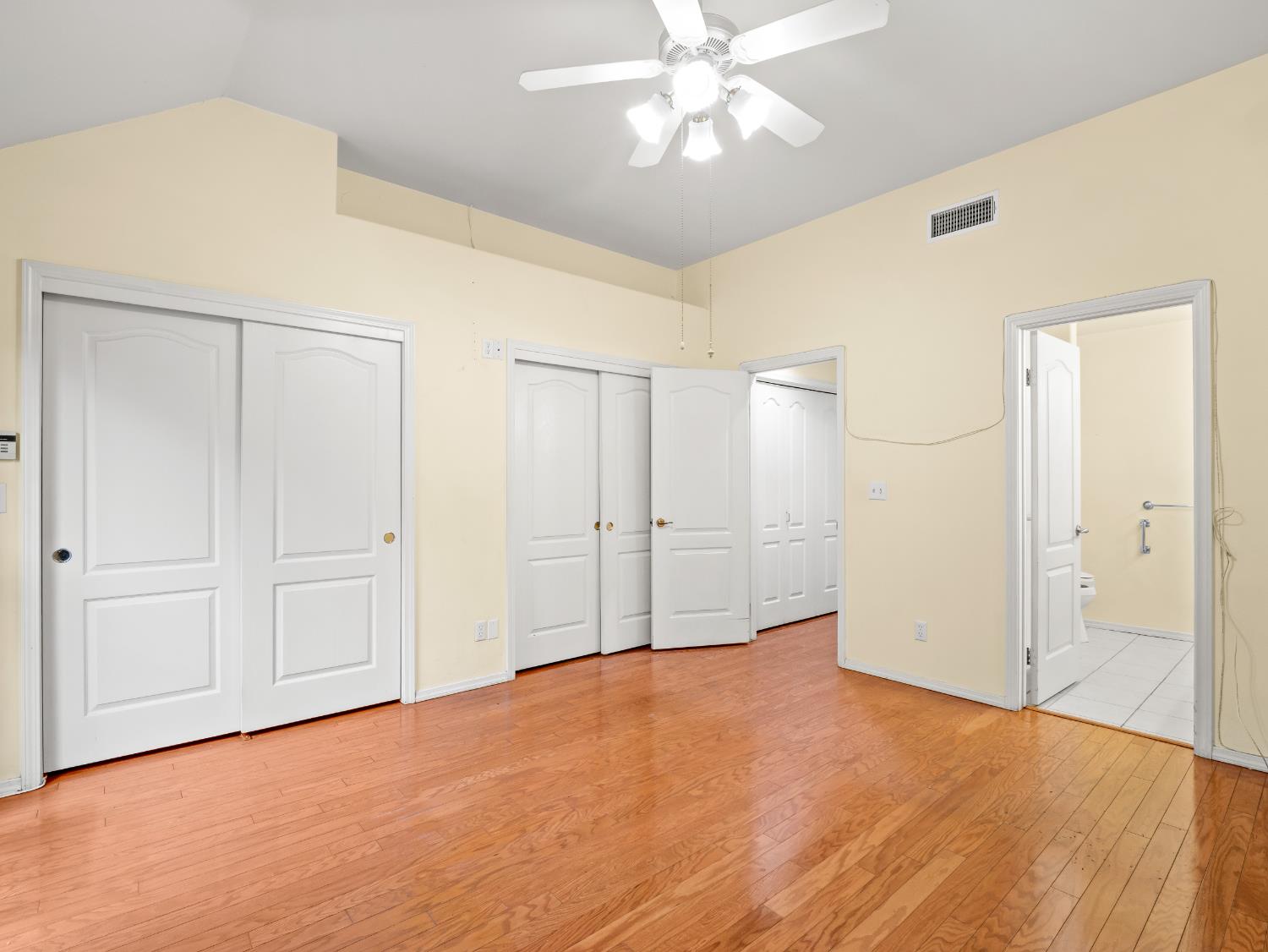 917 E Foxhill Dr, Fresno, CA 93720