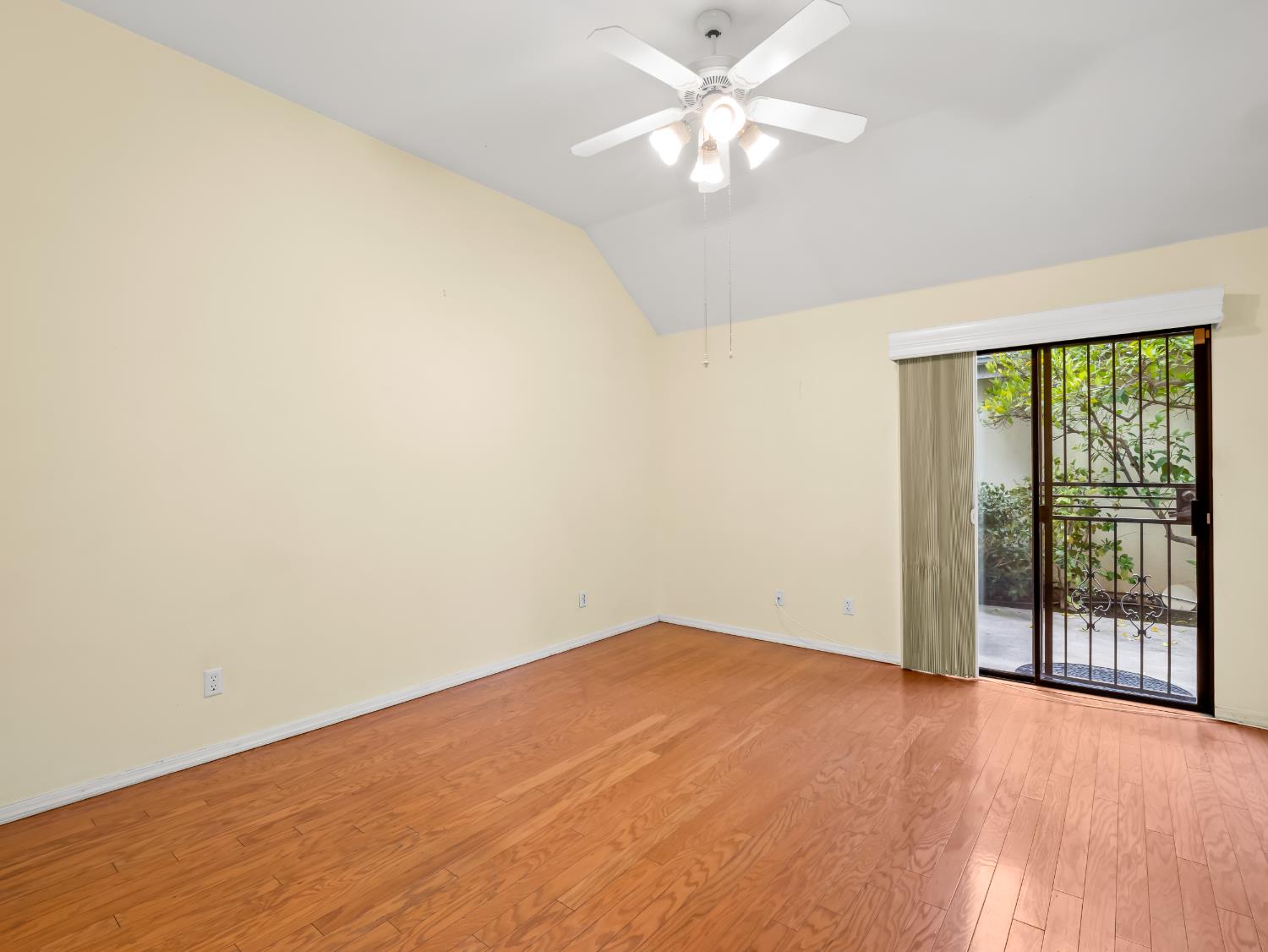 917 E Foxhill Dr, Fresno, CA 93720