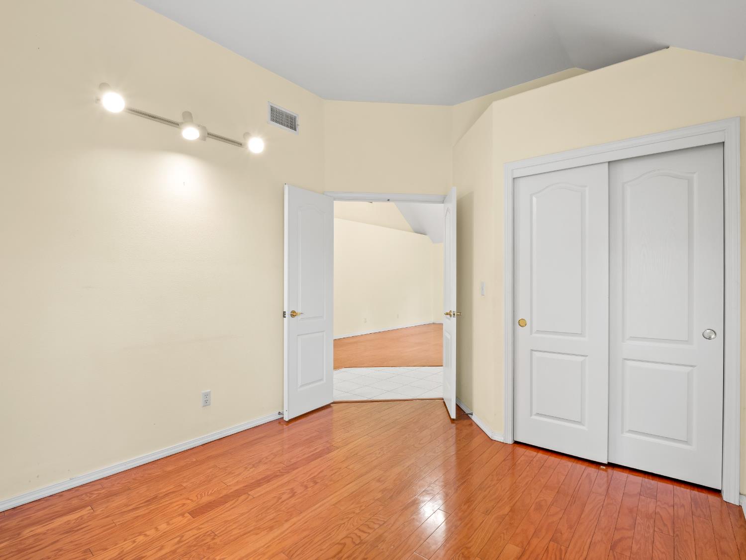 917 E Foxhill Dr, Fresno, CA 93720