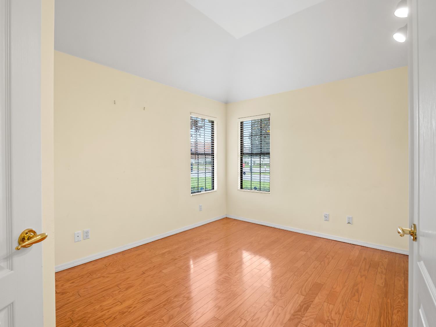 917 E Foxhill Dr, Fresno, CA 93720