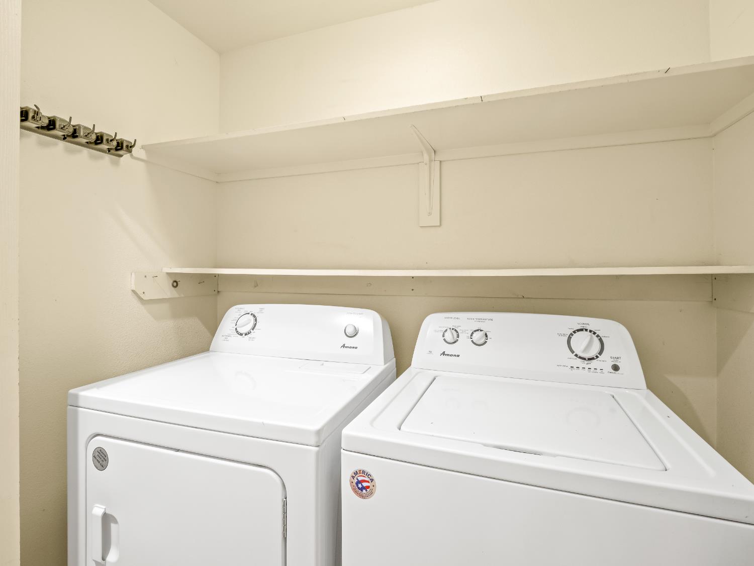 917 E Foxhill Dr, Fresno, CA 93720