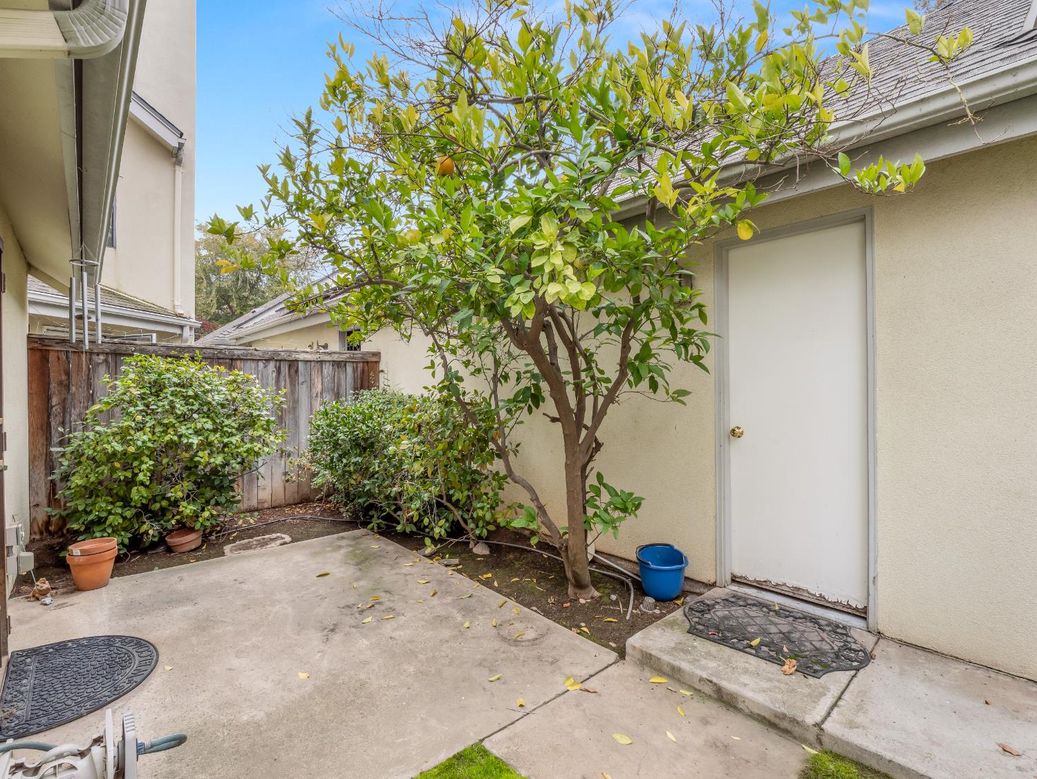 917 E Foxhill Dr, Fresno, CA 93720