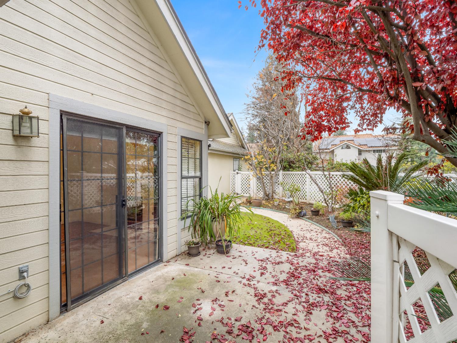 917 E Foxhill Dr, Fresno, CA 93720