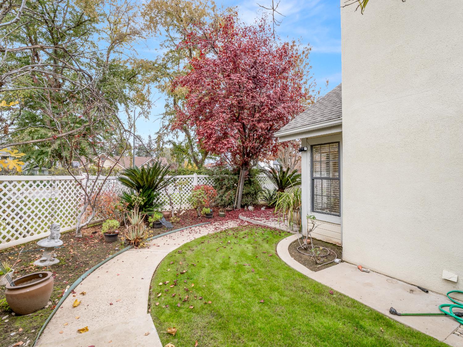 917 E Foxhill Dr, Fresno, CA 93720