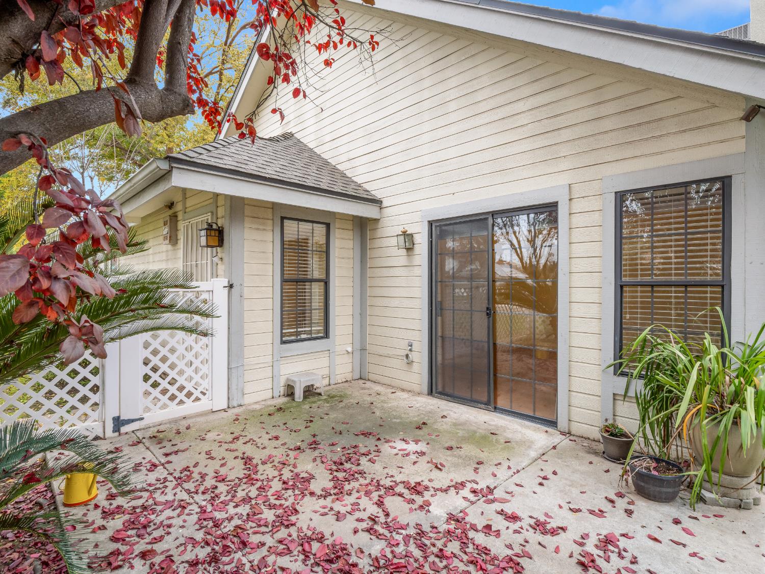 917 E Foxhill Dr, Fresno, CA 93720