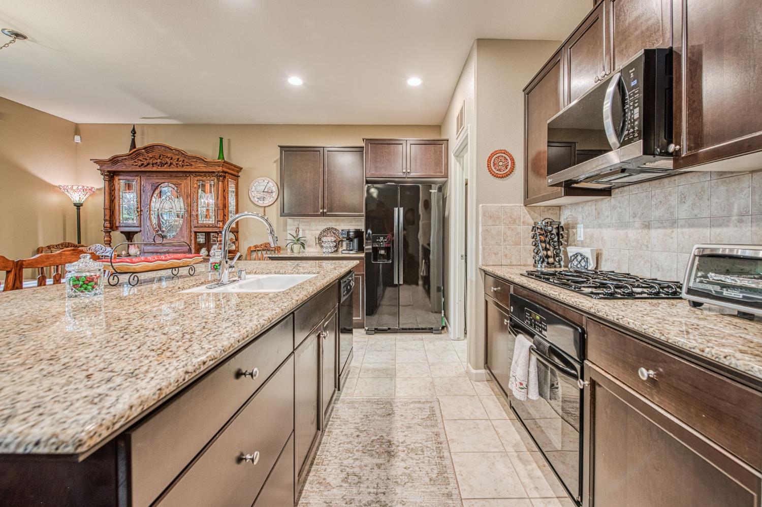 1764 N Mcpherson Ln, Clovis, CA 93619