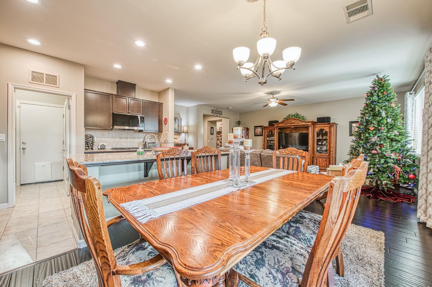 1764 N Mcpherson Ln, Clovis, CA 93619