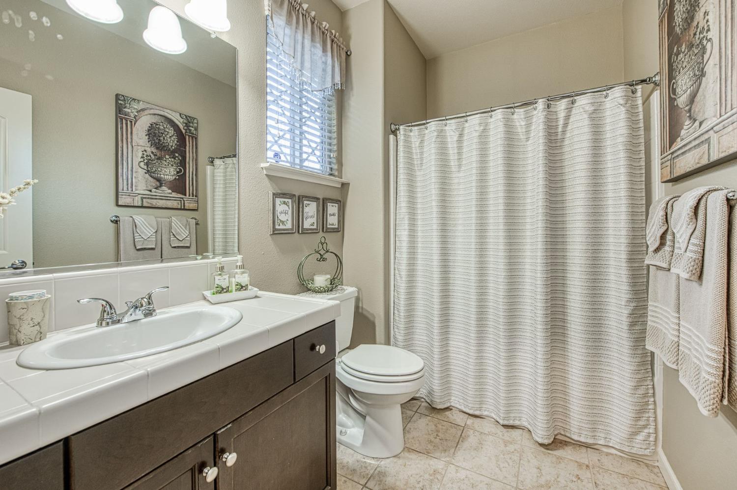 1764 N Mcpherson Ln, Clovis, CA 93619