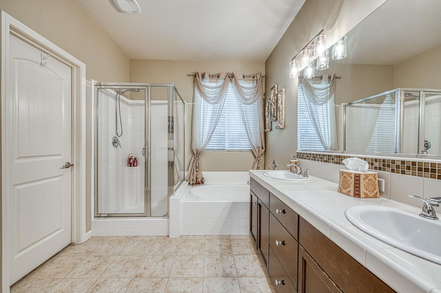 1764 N Mcpherson Ln, Clovis, CA 93619