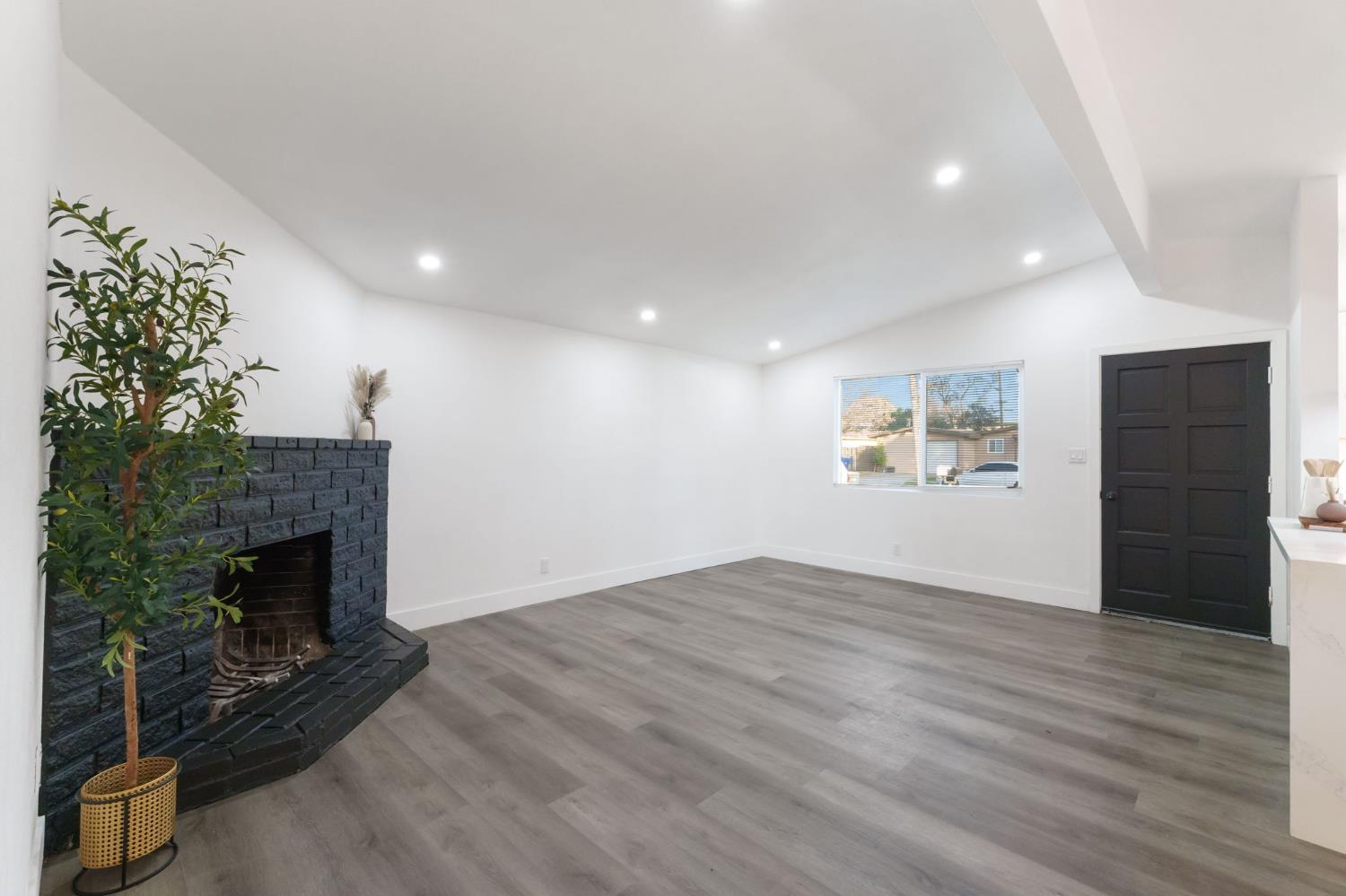 1293 N Bailey Ave, Fresno, CA 93727