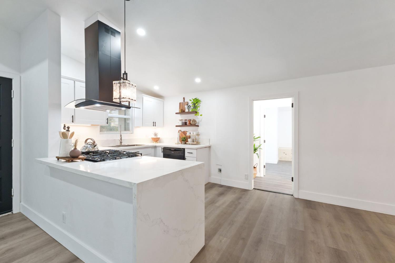 1293 N Bailey Ave, Fresno, CA 93727