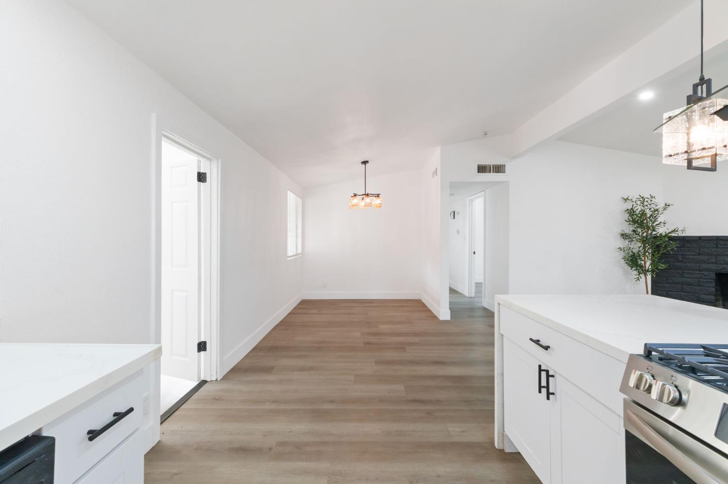 1293 N Bailey Ave, Fresno, CA 93727