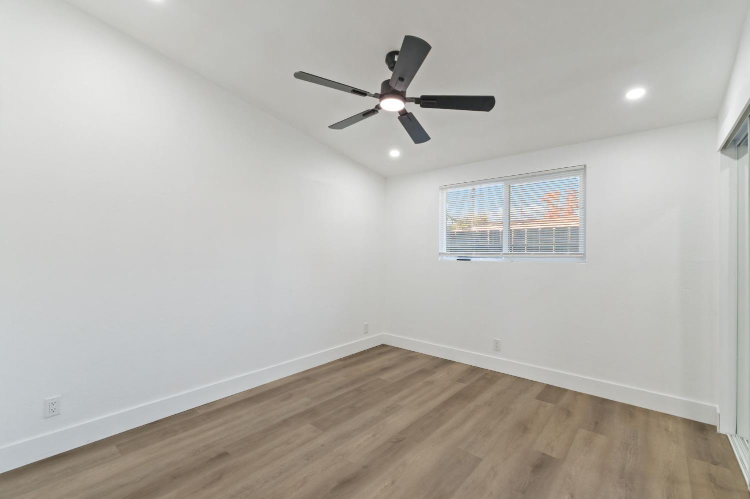 1293 N Bailey Ave, Fresno, CA 93727