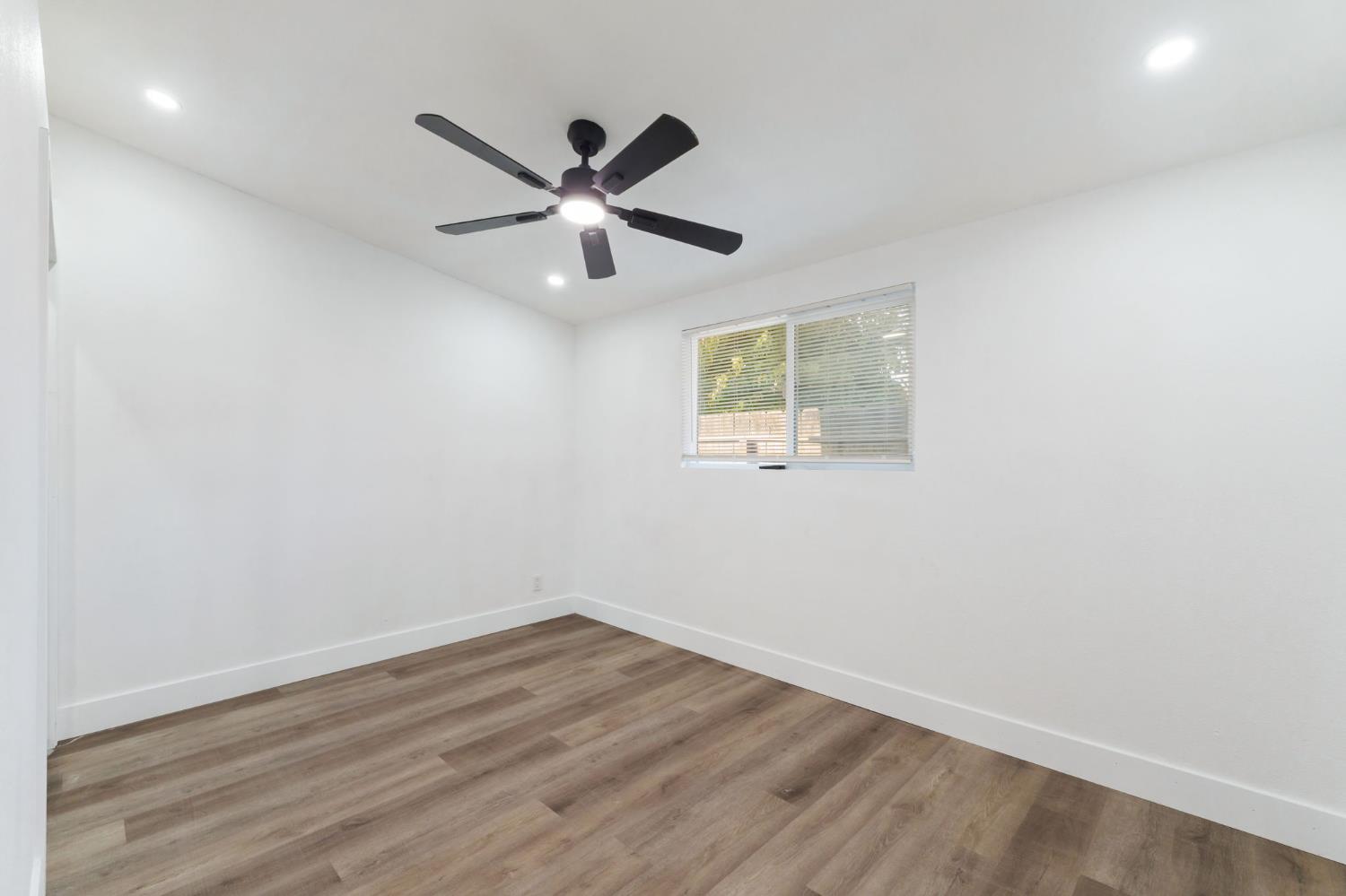 1293 N Bailey Ave, Fresno, CA 93727