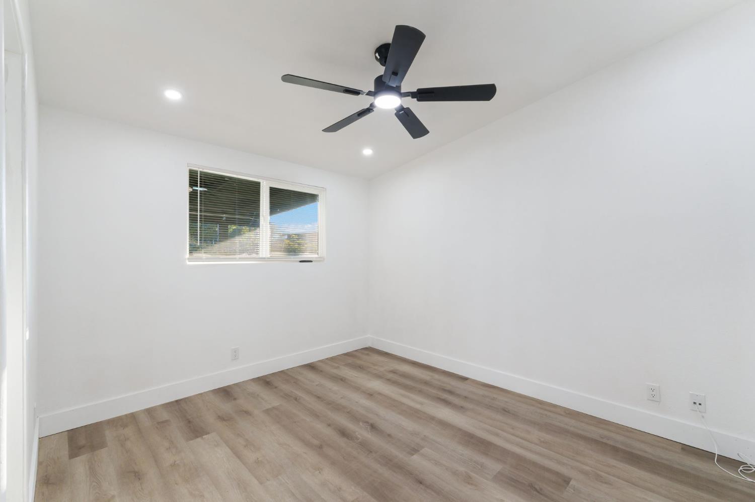 1293 N Bailey Ave, Fresno, CA 93727