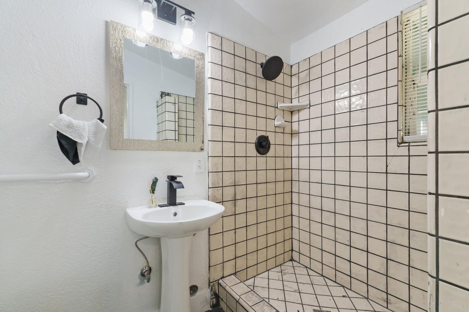 1293 N Bailey Ave, Fresno, CA 93727