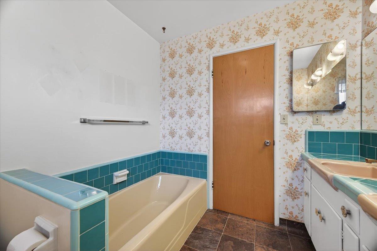 6112 E Montecito Ave, Fresno, CA 93727