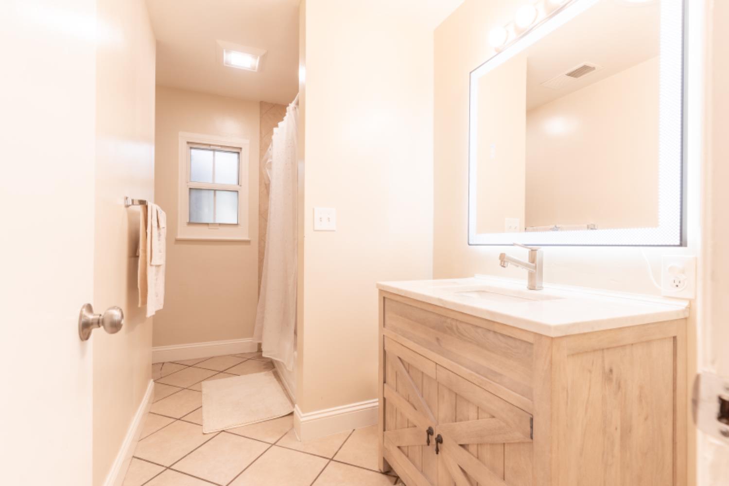 4860 E Amherst Ave, Fresno, CA 93703