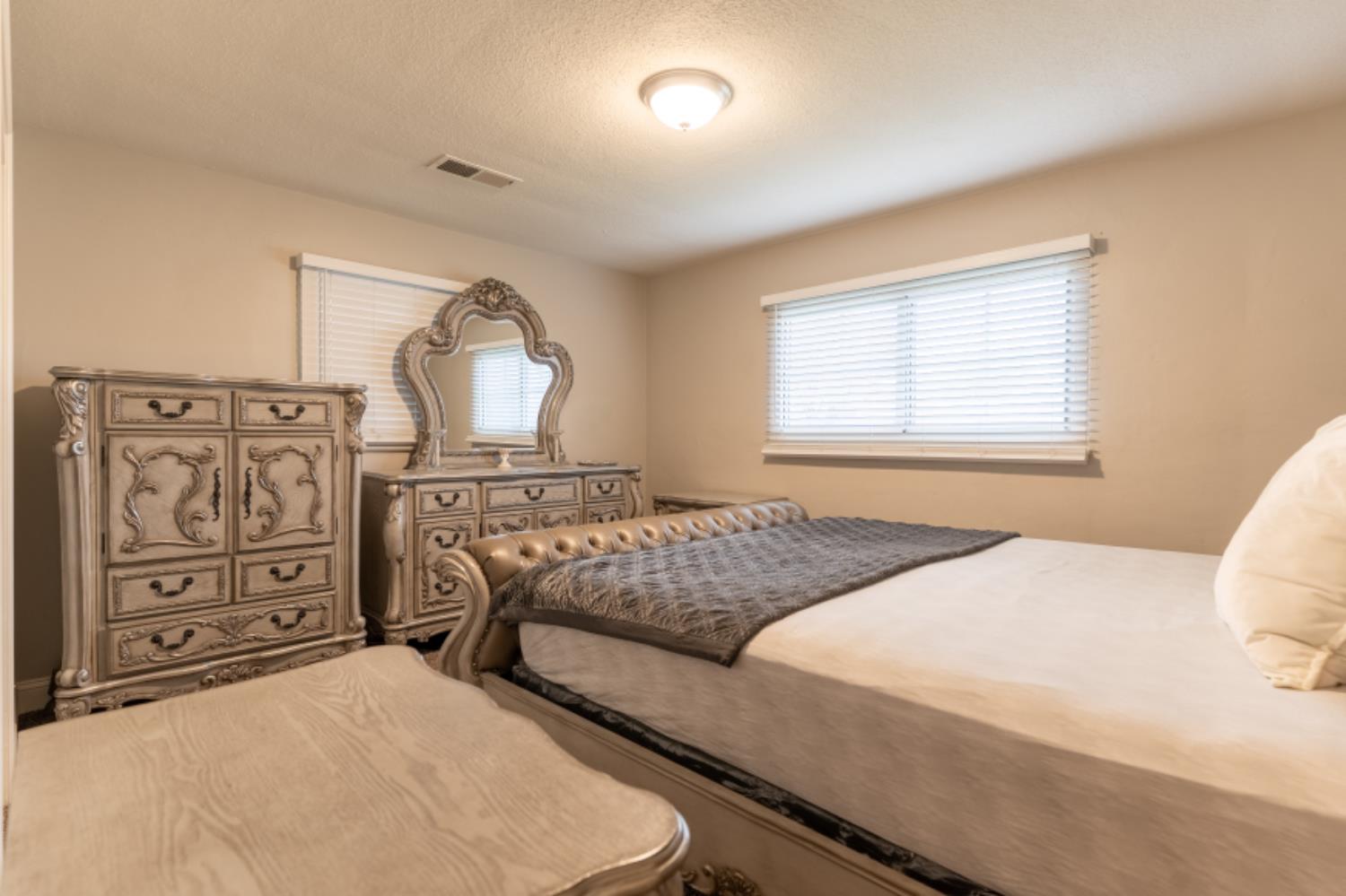 4860 E Amherst Ave, Fresno, CA 93703