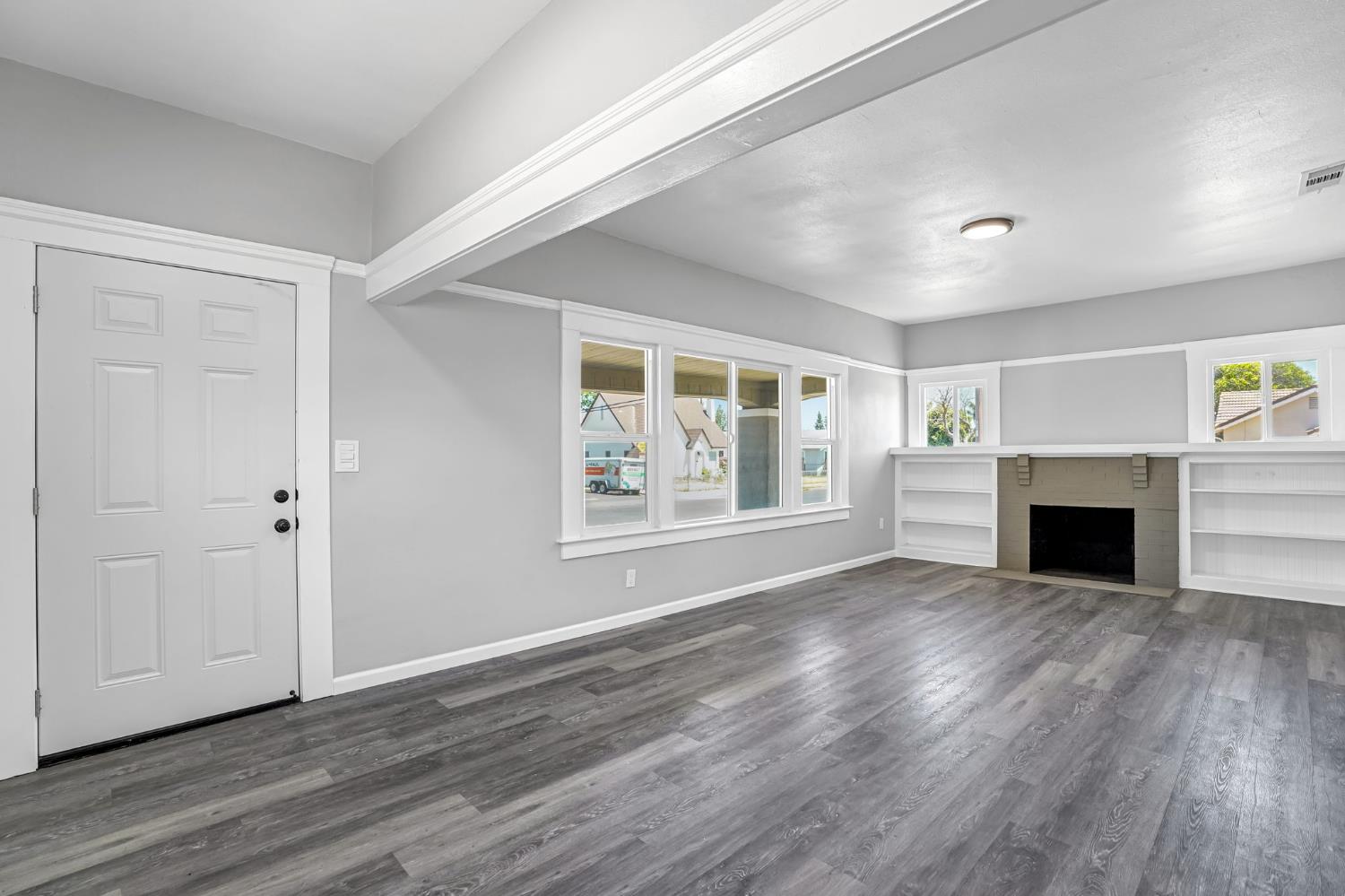 1303 N Calaveras St, Fresno, CA 93728