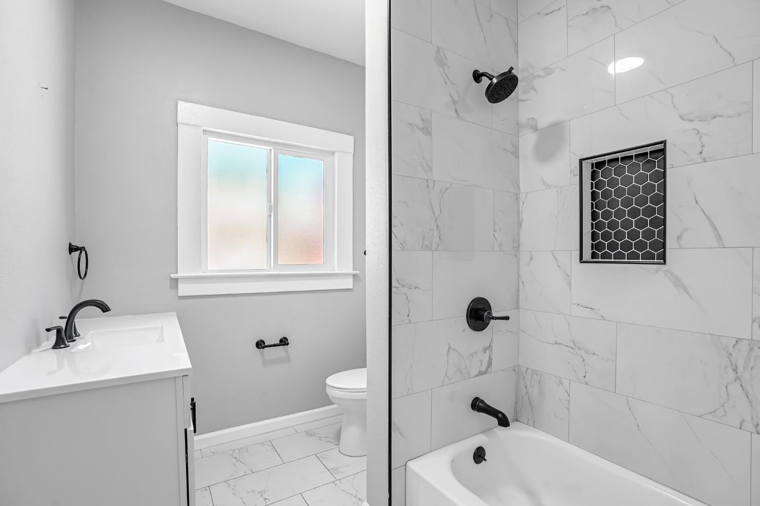 1303 N Calaveras St, Fresno, CA 93728