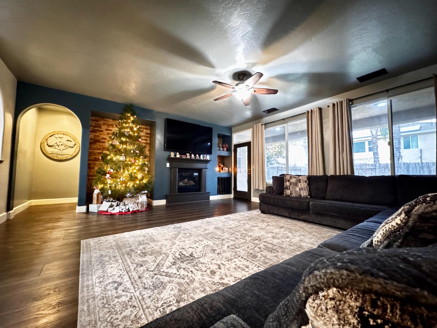 2945 W Vine St, Visalia, CA 93291