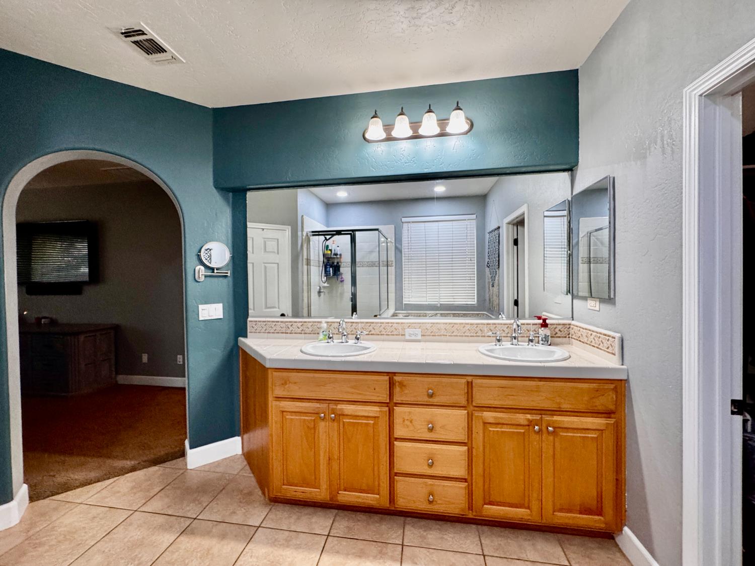 2945 W Vine St, Visalia, CA 93291