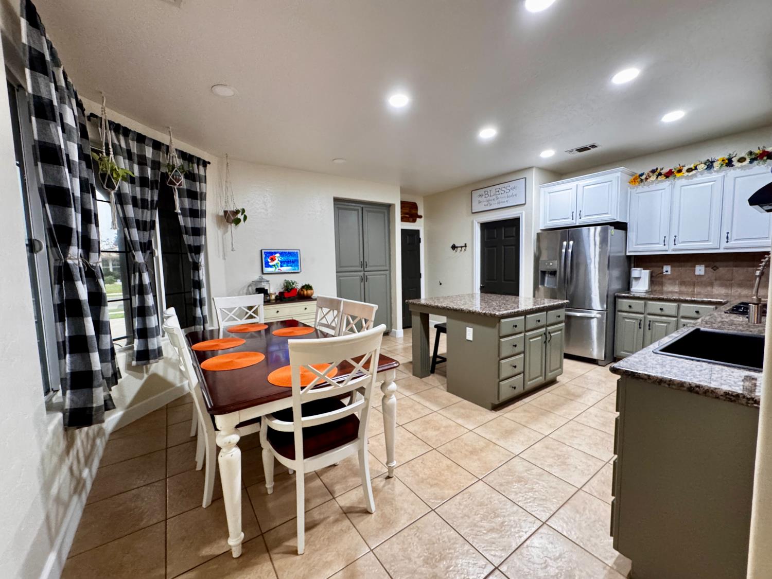 2945 W Vine St, Visalia, CA 93291