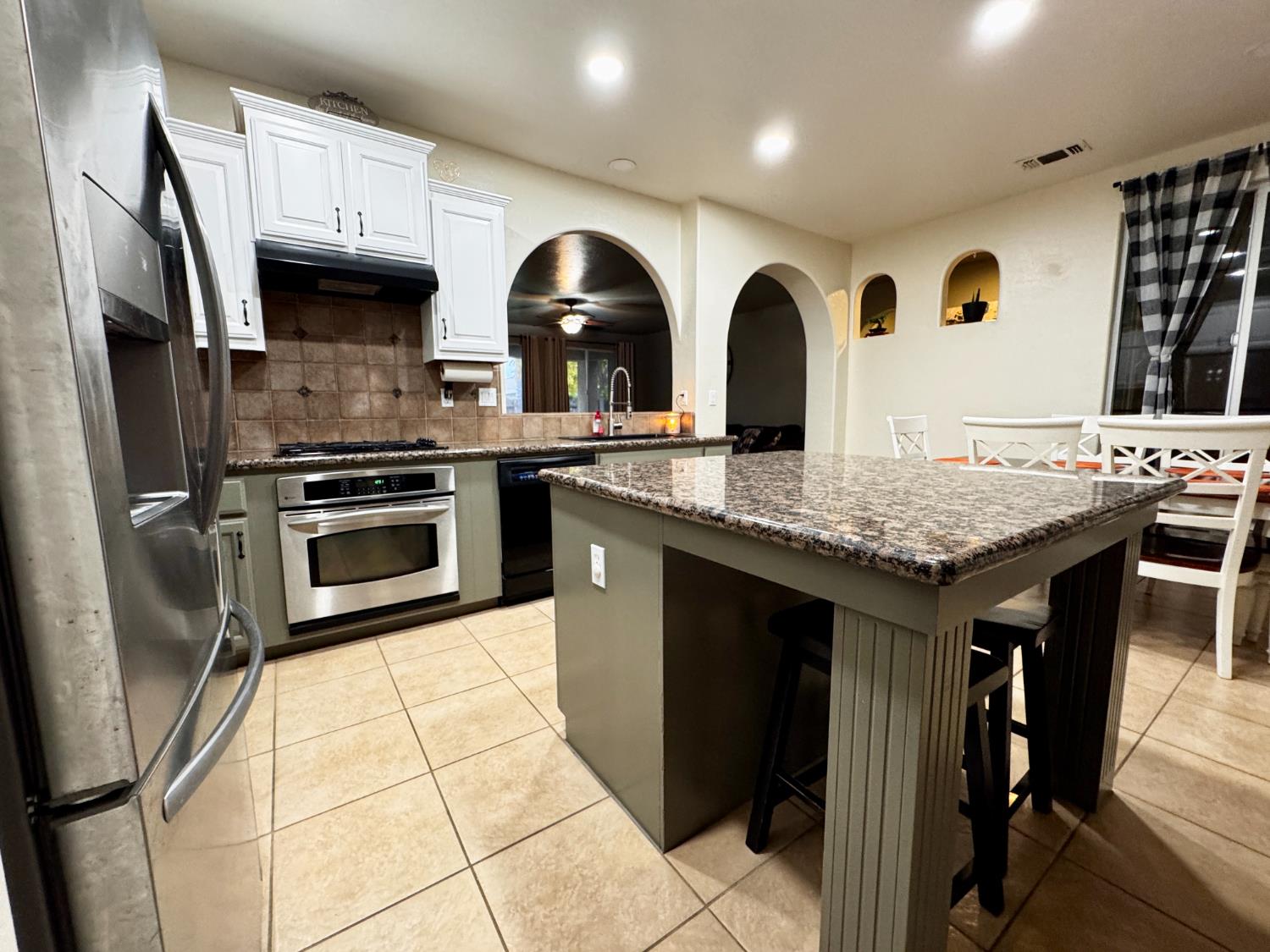 2945 W Vine St, Visalia, CA 93291