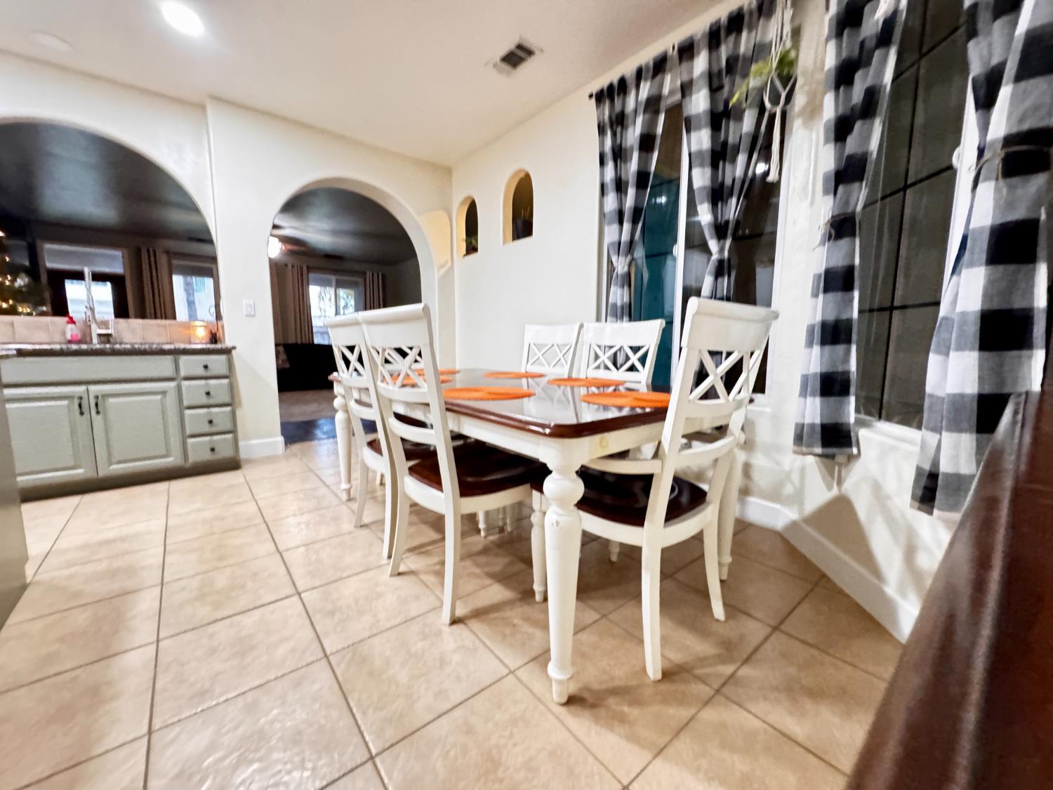 2945 W Vine St, Visalia, CA 93291