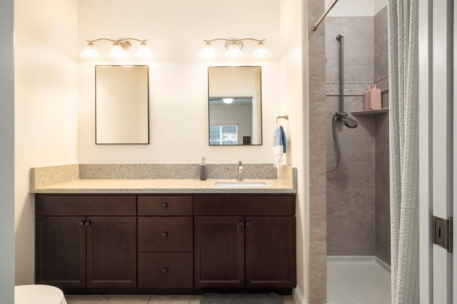 775 S Michelle Ave, Kerman, CA 93630