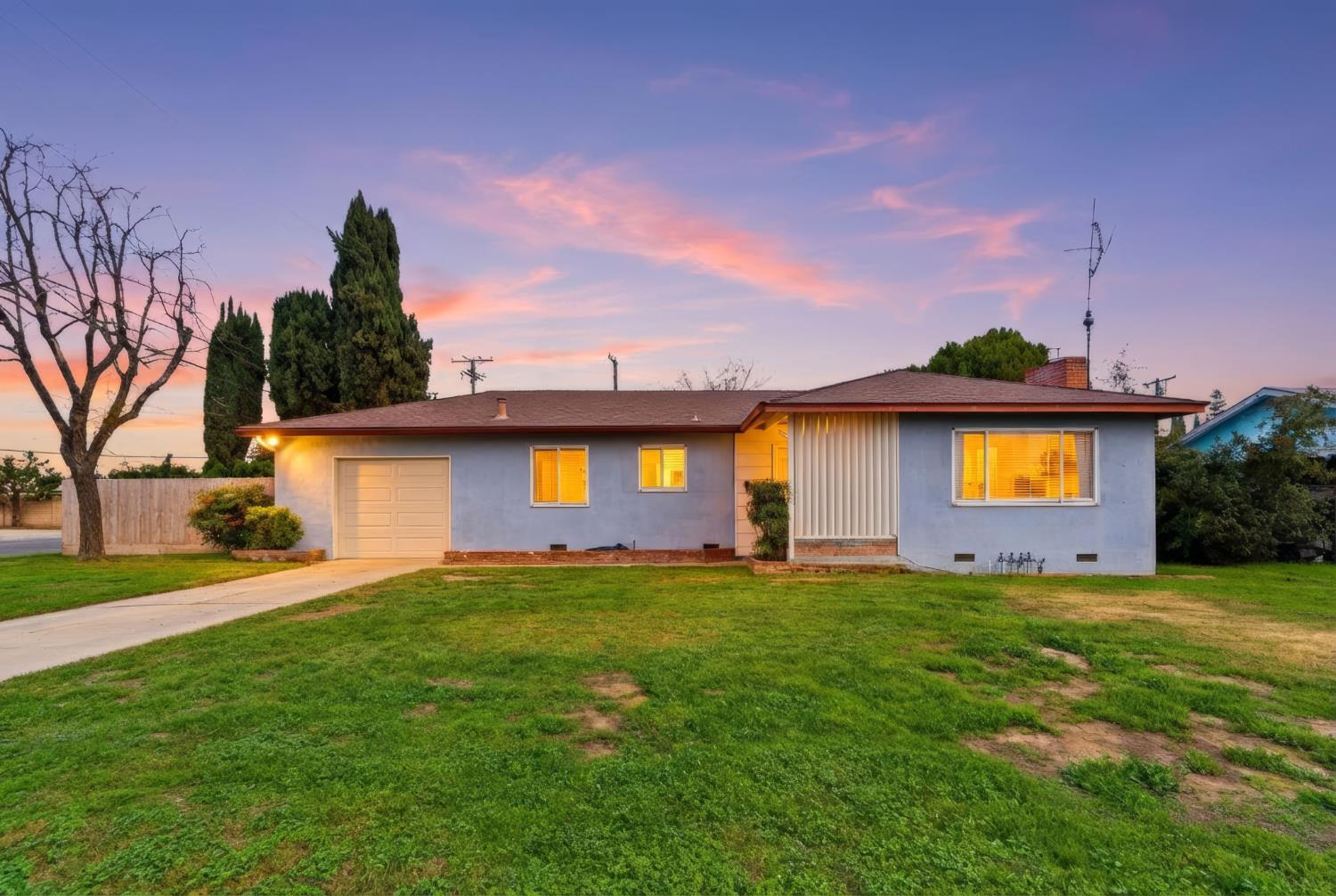 2410 Locust, Visalia, CA 93277