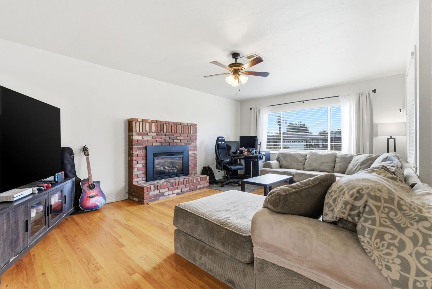 2410 Locust, Visalia, CA 93277