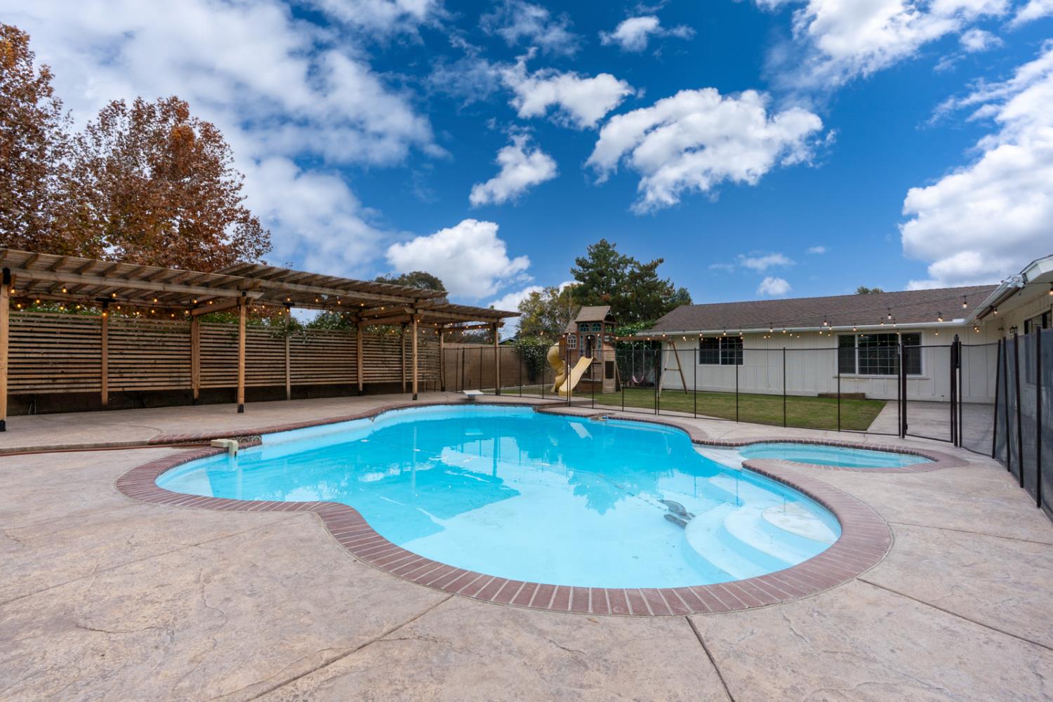 2893 Helm Ave, Clovis, CA 93612