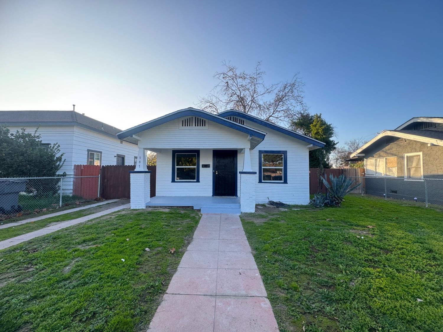 987 N Adoline Ave, Fresno, CA 93728