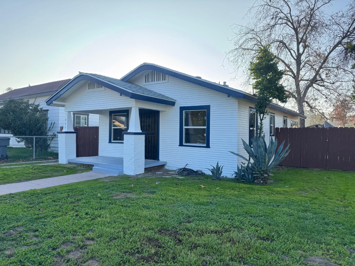 987 N Adoline Ave, Fresno, CA 93728