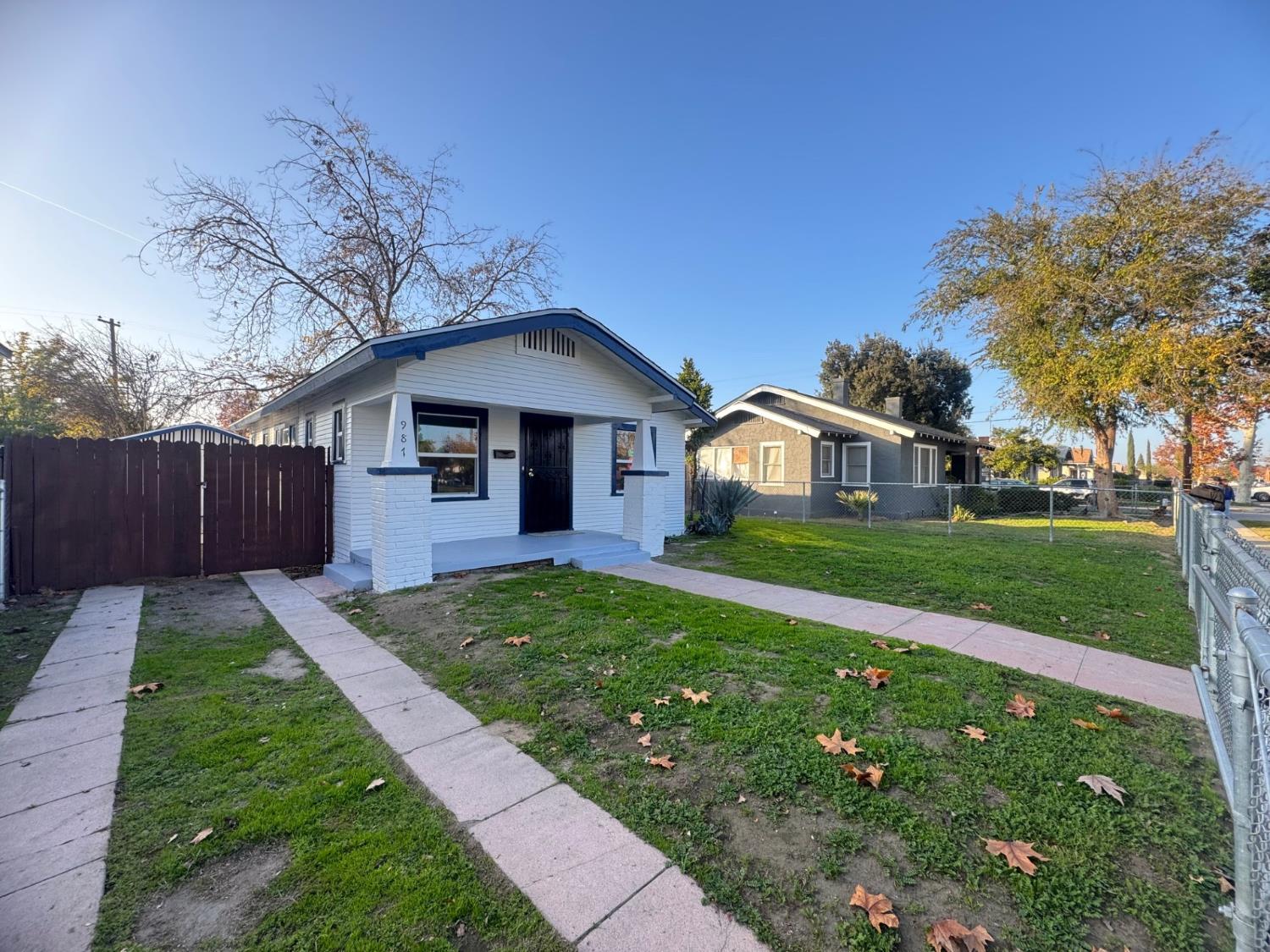 987 N Adoline Ave, Fresno, CA 93728