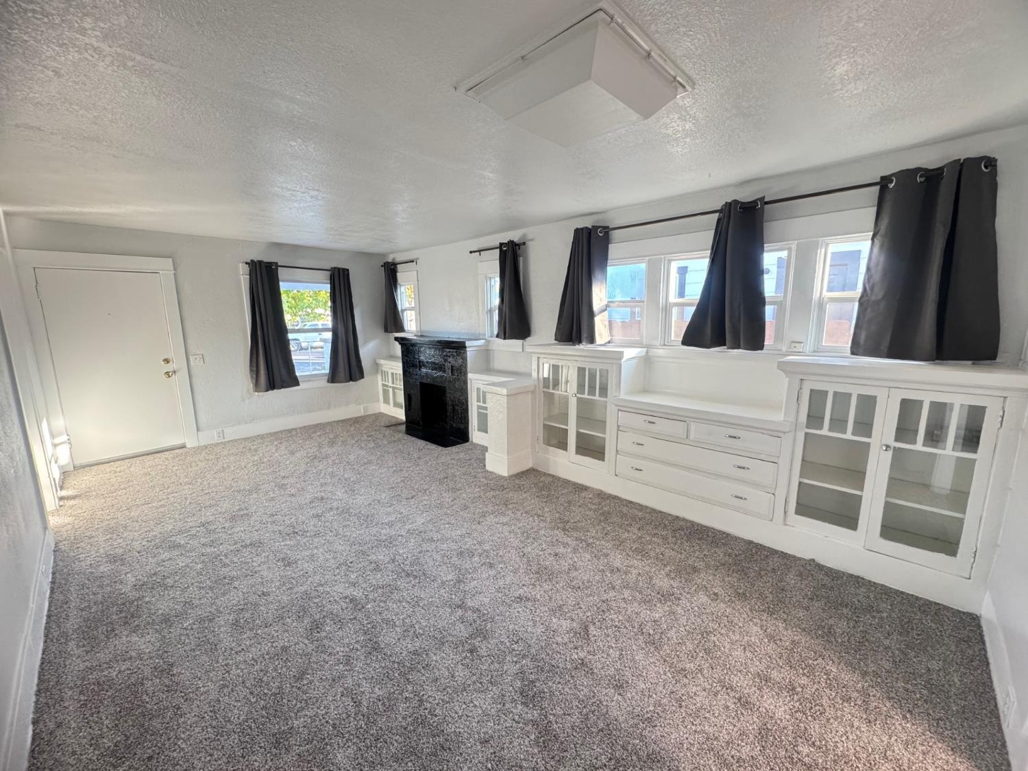 987 N Adoline Ave, Fresno, CA 93728