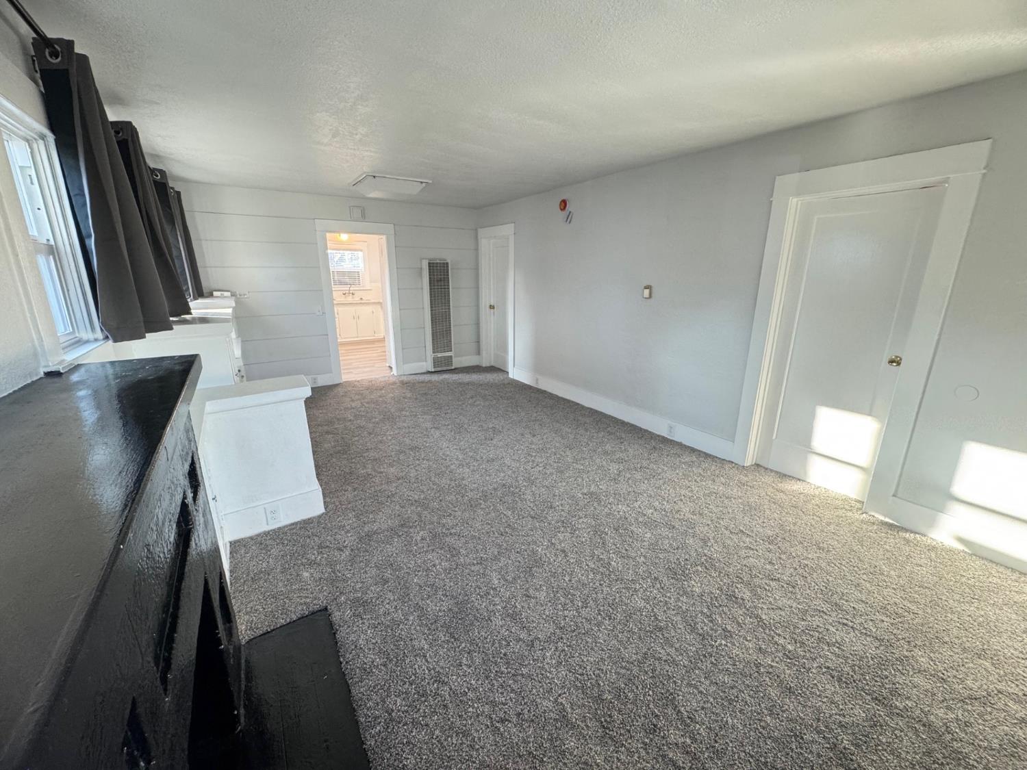 987 N Adoline Ave, Fresno, CA 93728