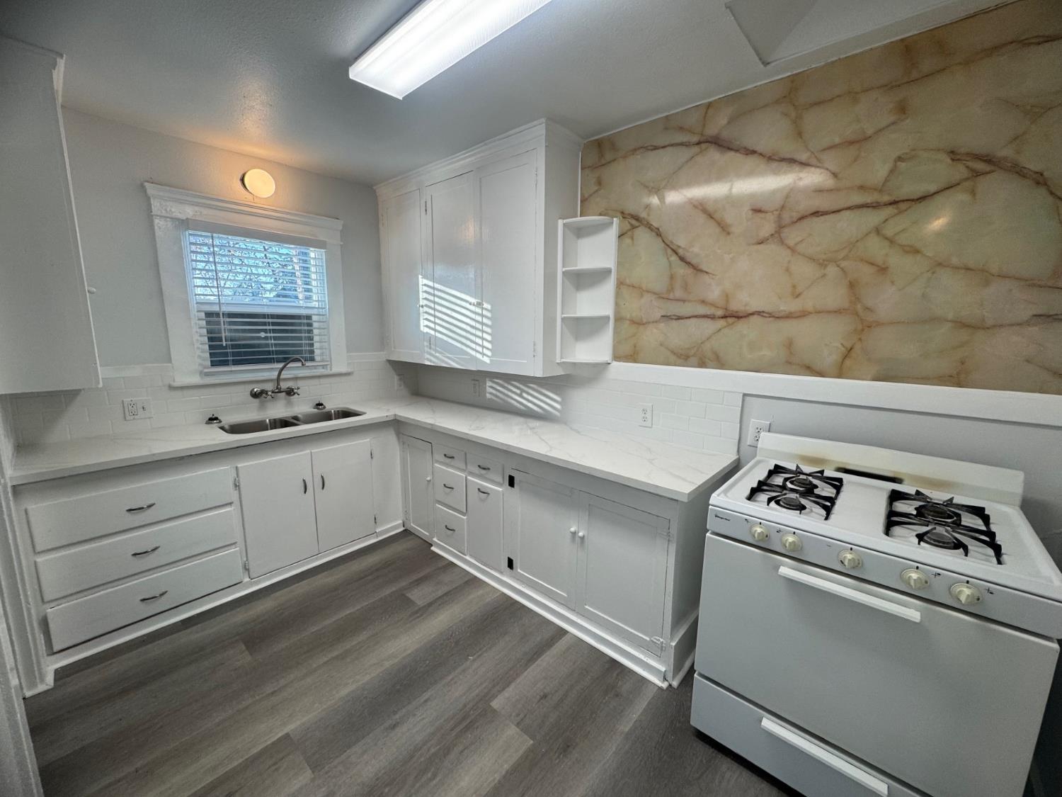 987 N Adoline Ave, Fresno, CA 93728